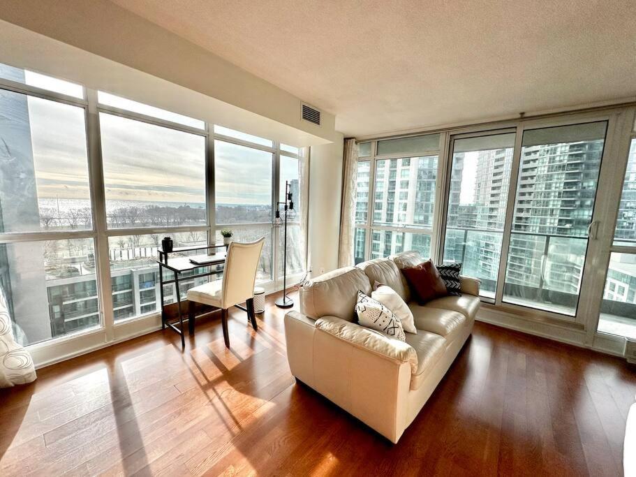 Lake View Apartment W/Parking! Toronto Ngoại thất bức ảnh