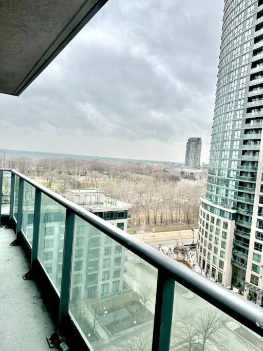 Lake View Apartment W/Parking! Toronto Ngoại thất bức ảnh