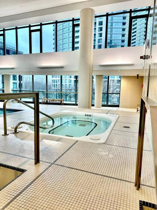 Lake View Apartment W/Parking! Toronto Ngoại thất bức ảnh