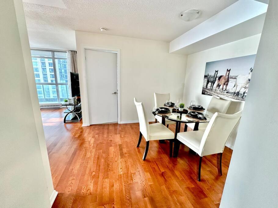 Lake View Apartment W/Parking! Toronto Ngoại thất bức ảnh