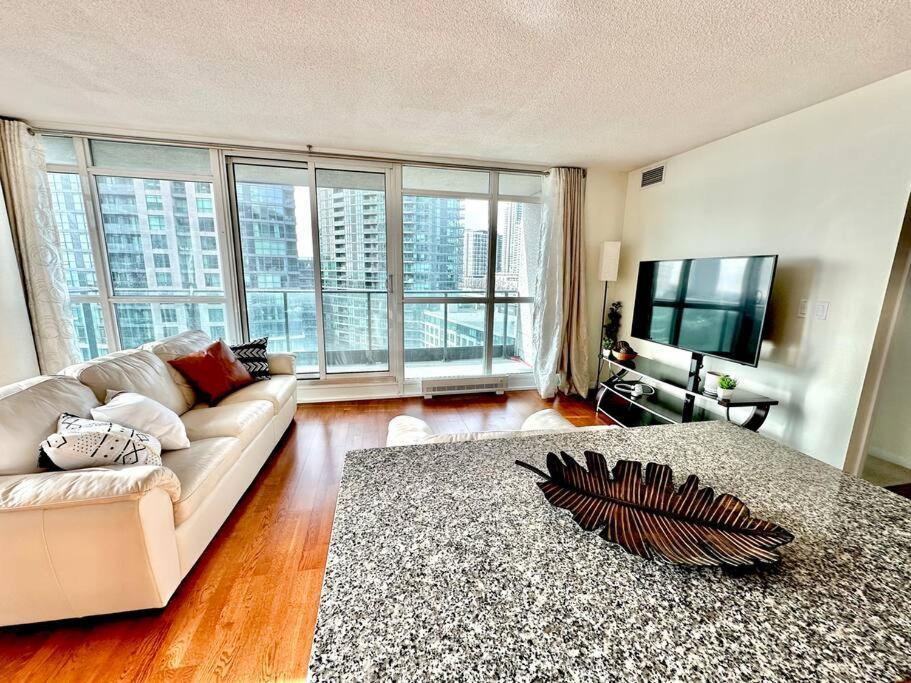 Lake View Apartment W/Parking! Toronto Ngoại thất bức ảnh